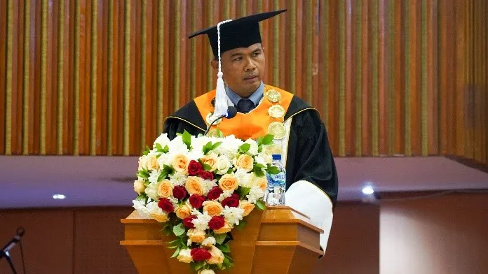 Kepala BPS Kukuhkan Guru Besar Pertama di Politeknik Statistika STIS