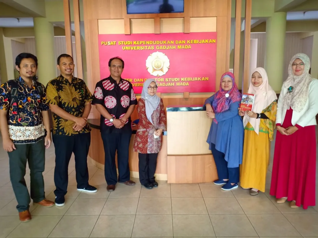 STUDI BANDING POLSTAT STIS KE UII DAN UGM