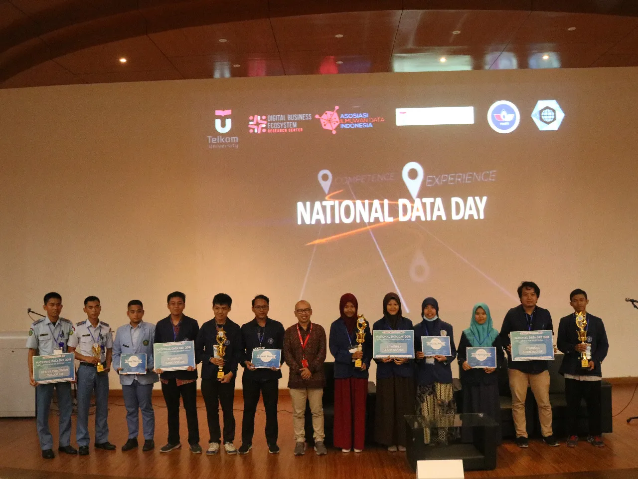 Mahasiswa Polstat STIS Raih Predikat Best Presentation pada Kompetisi National Data Day 2018
